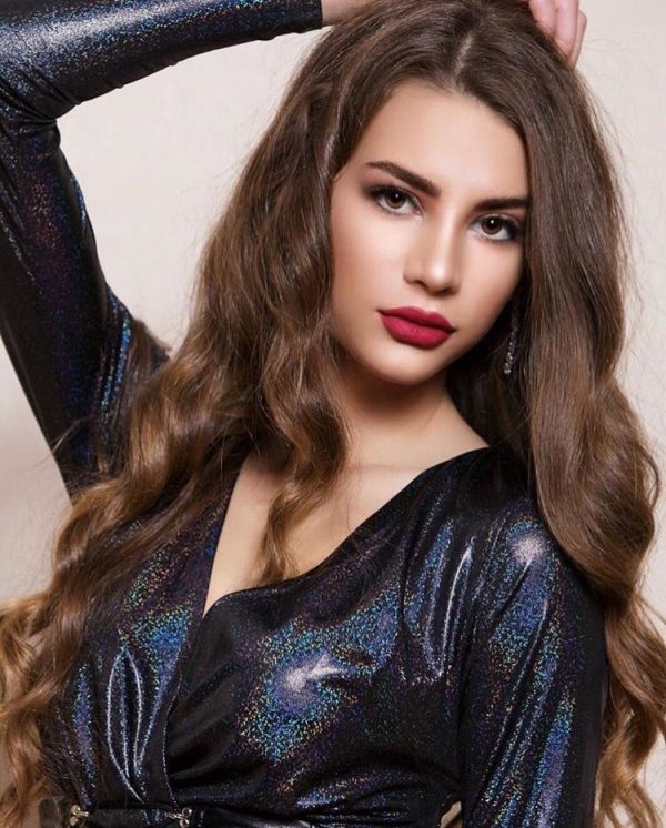JO VETËM VAJZË E BUKUR/ Miss Shqipëria bën gjestin human dhe prek zemrat e të gjithëve