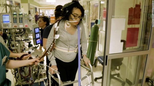 PREKËSE/ Adoleshentja largohet në këmbë nga spitali me aparaturën që e mban në jetë