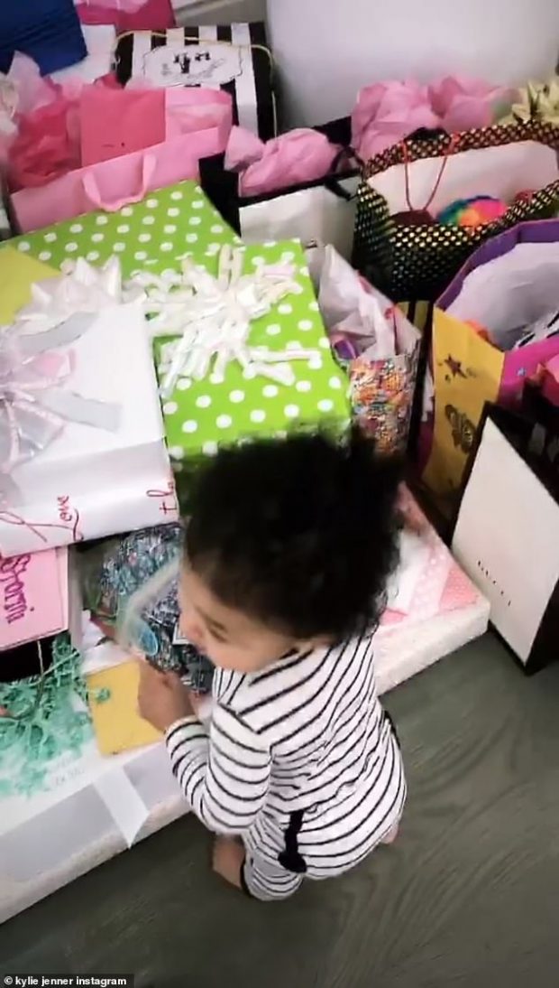 GUCCI DHE CHANEL/ Kylie Jenner zbulon dhuratat dhe ka dy fjalë për të bijën: Ti je me fat… (VIDEO)