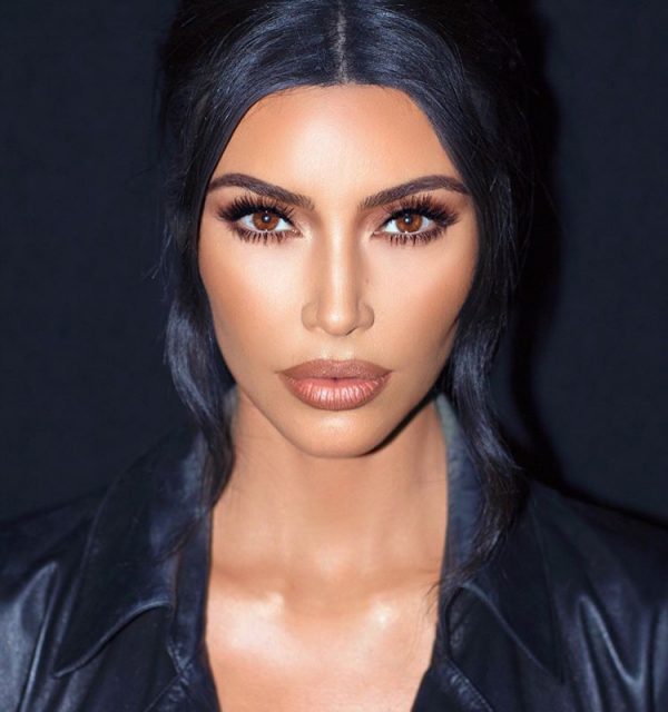 TRENDI FUNDIT/ Vetëm Kim Kardashian mund të shfaqej e veshur kështu në një ekspozitë arti