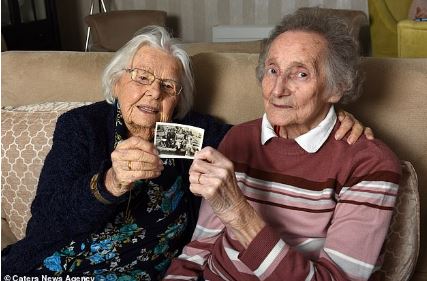 HISTORIA PREKËSE/ Fati i ribashkon pas 70 vitesh dy të moshuarit (FOTO)