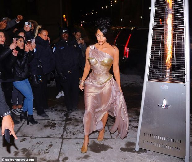 DIÇKA NUK SHKONTE/ Ja pse Kim Kardashian u tall nga të gjithë në daljen e fundit publike (FOTO)