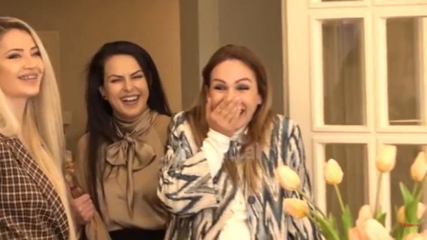 NË PRITJE TË FËMIJËS SË 4/ Moderatorja shqiptare surprizohet në mes të emisionit (VIDEO)