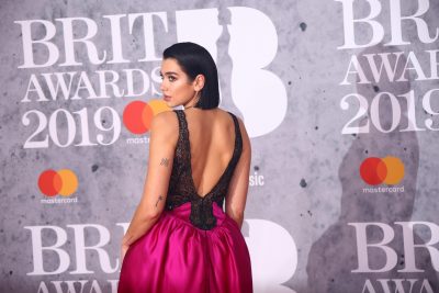 “BËNTE SI DIVË”/ Dua Lipa kritikohet për sjelljen e saj në prapaskenën e Brit Awards