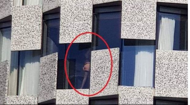 U BË VIRALE PAK DITË MË PARË/ Kush është vajza sexy që u fotografua e zhveshur në majë të hotelit (FOTO)