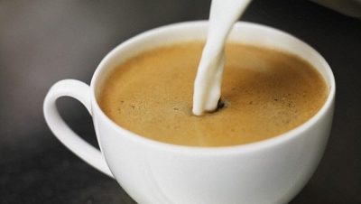 STUDIMI I FUNDIT/ Vendosja e qumështit në kafe ose çaj lufton kancerin