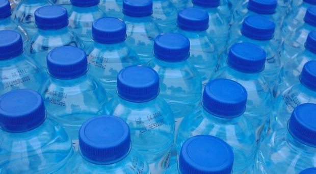 E THONË EKSPERTËT/ Uji në shishe të plastikës shkakton kancer