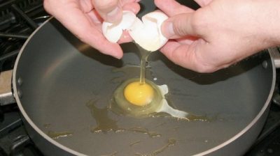 E THONË EKSPERTËT E SHËNDETIT/ Ja gabimi që të gjithë bëjnë kur gatuajnë vezët