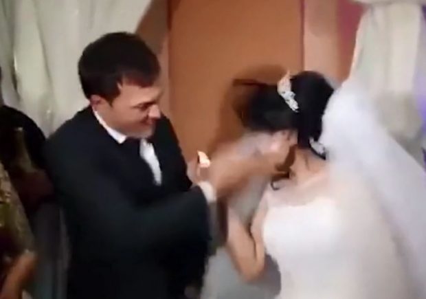 Shpulla ditën e dasmës për nusen, bëri shakanë e gabuar (VIDEO)