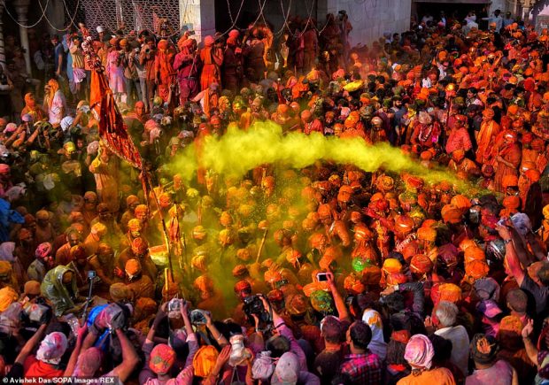 “ERDHI PRANVERA”/ Brenda festivalit ku njerëzit godasin njëri-tjetrin me bojë (FOTO)