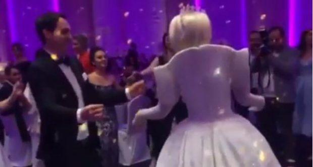 VALLE PAFUND/ Gruaja e kryeministrit ndez atmosferën në dasmën e këngëtares shqiptare