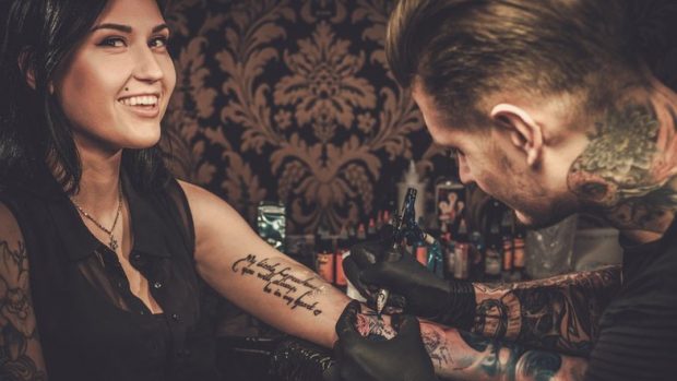SUPERSTICIOZËT TË MBAJNË VESH/ Këto tatuazhe konsiderohen fat i keq (FOTO)