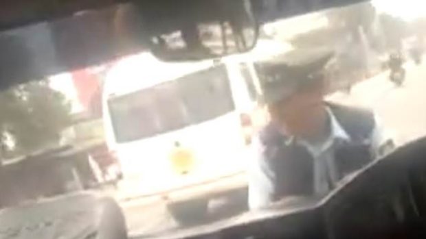 E TMERRSHME/ Donte ti vendoste gjobë, shoferi merr përpara policin (VIDEO)