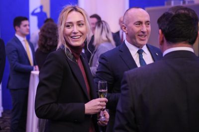 DOLI NË VIDEOKLIPIN E KËNGËTARES SË NJOHUR/ Anita Haradinaj nuk njihet në imazhet e 19 viteve më parë (VIDEO)