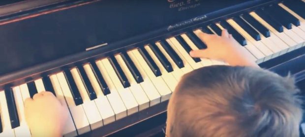 “MOZARTI I VOGËL/ Është vetëm 6 vjeç, ka lindur i verbër dhe di të luajë në piano (VIDEO)