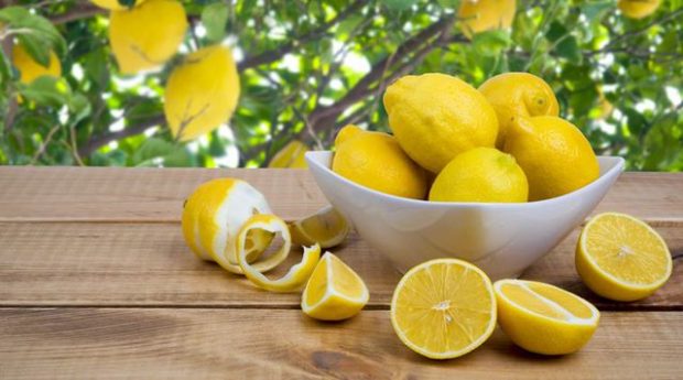MËSOJENI TANI/ Përdorimi i limonit në këtë mënyrë të re do t’ju zgjidhë shumë probleme