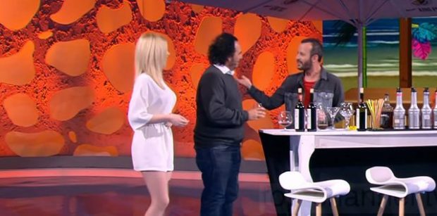 E PYET KU MARTOHET/ Artisti shqiptar i kthehet moderatorit: Na le rehat… (VIDEO)