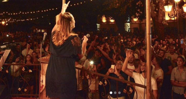 KËTU ËSHTË SERIOZE/ Në Greqi këngëtarja shqiptare del në skenë me reçipeta (FOTO)