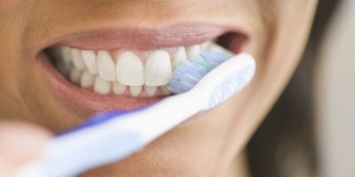 DUHET TË KENI KUJDES/  Mos i bëj më këto gabime kur të lash dhëmbët