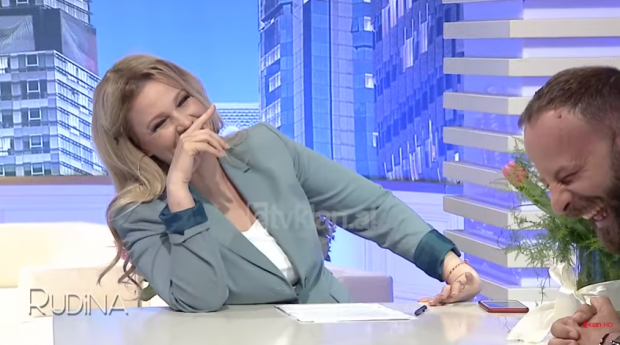 “NA KAPI BUDALLIKU”/ Rudina Magjistari nuk ndalon dot së qeshuri në emision (VIDEO)
