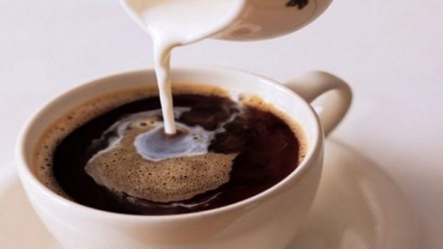 NUK I PASKEMI DITUR/ Ja 3 arsye pse duhet të hiqet dorë nga kafeja me qumësht