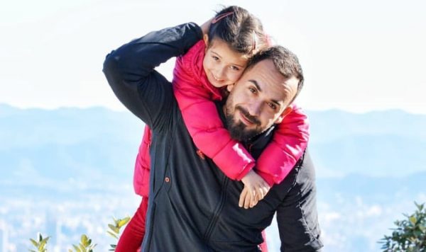 SHUMË SHPEJT BLOGERE/ Florian Agalliu mbështet në çdo hap vajzën e tij (VIDEO)