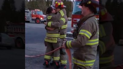 EMOCIONUESE/ Stërvitja e zjarrëfikësve përfundoi në propozim martese (VIDEO)