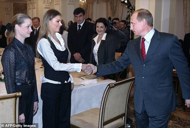 NËN MASA TË RREPTA SIGURIE/ Mediat ruse: E dashura “sekrete” e Putin sjell në jetë binjakë në klinikën VIP