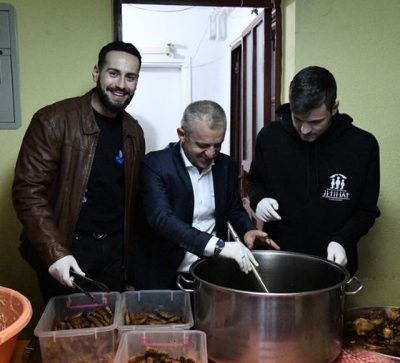 GJESTI PËR TU ADMIRUAR I CAPITAL T/ Reperi shqiptar shtron iftar për 310 persona (FOTO)
