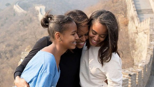 “MENDOJ SHPESH SI MË RRITI NËNA”/ Michelle Obama feston me të bijat dhe kujton të shkuarën e vështirë