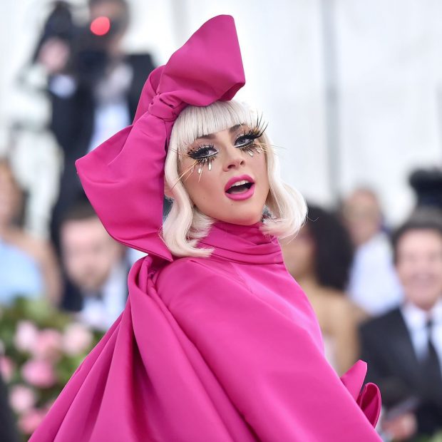 KJO MET GALA PASKA QENË PËR TË/ 4 veshje në tapetin e kuq, rikthehet Lady Gaga e vjetër