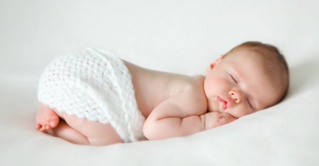 NGA ZHURMA TEK USHQIMI/ Gjërat që nuk duhet ti bëni asnjëherë kur  foshnja është duke fjetur