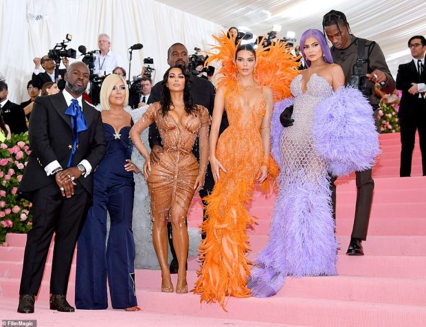 PRISNI SE KA AKOMA/ Motrat Kardashian-Jenner u shndërruan në festën pas Met Gala dhe u mahnitëm