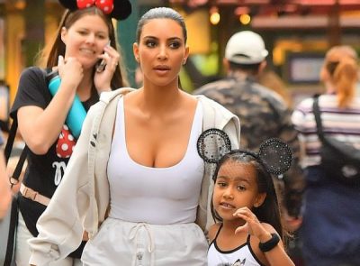 SA BUKUR/ Kim Kardashian shkon në Disneyland me të bijën dhe fotot e tyre bëjnë xhiron e rrjetit