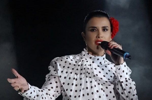E MAHNITSHME/ Jonida Maliqi shkëlqen në tapetin portokalli të “Eurovision”, tërheq vëmendjen veshja e saj