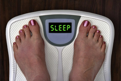 NË LUFTË ME KILOGRAMËT E TEPËRT/ Ja sa gjumë duhet të flini për të humbur peshë