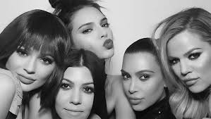 MUNGOI NË “MET GALA 2019″/ Çfarë shkruan Khloe Kardashian për motrat e saj: Dukeshit të mrekullueshme (FOTO)