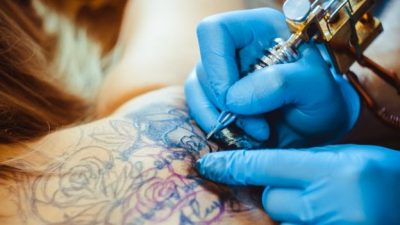 PËR SHKAK TË INFEKSIONIT/ Adoleshenti humb njërin vesh pasi bëri tatuazh e pirsing
