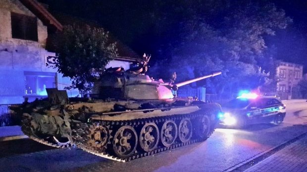 SHOFERI I DEHUR TERRORIZON BANORËT/ Shfaqet me tank në mes të qytetit