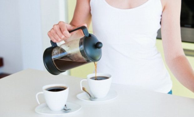 STUDIMI I RI QË PO I HABIT TË GJITHË/ “Nëse pini 25 kafe në ditë, nuk …”