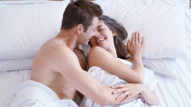ÇUNA VËMENDJE/ Nëse ajo i bën këto 8 veprime në shtrat, ka më shumë eksperiencë se sa një mashkull