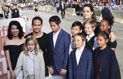 PUNË DHE PUSHIME/ Angelina Jolie “arratiset” me fëmijët dhe Brad Pitt drejt New Mexico (FOTO)