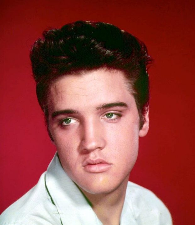 DUKEN SI DY PIKA UJI/ Ngjashmëria befasuese mes Elvis Presley-t dhe nipit të tij!!!!! (FOTO)