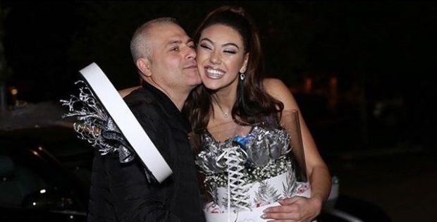 “KAM HALLIN E BABIT”/ Alesia Bami refuzon të puthë moderatorin shqiptar