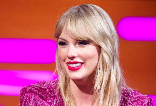 ËSHTË FEJUAR? Taylor Swift kapet “MAT” me këtë detaj dhe rrjeti po “zien”  (FOTO)