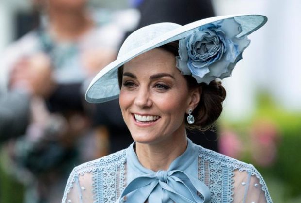 E THEU RREGULLIN/  Kate Middleton vesh pantallona të shkurta dhe rrjeti po “çmendet” (FOTO)
