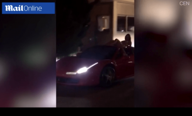 INTERNETI PO ”ÇMENDET”/ E gjitha nudo, një vajzë bën twerk mbi një Ferrari (VIDEO)