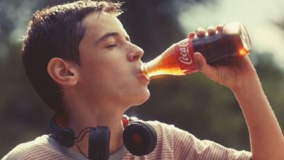 DILEMA MBAROI/ Ja pse personazhet që reklamojnë Coca Cola-n e pijnë shishen me një frymë ndërsa ju nuk e bëni dot