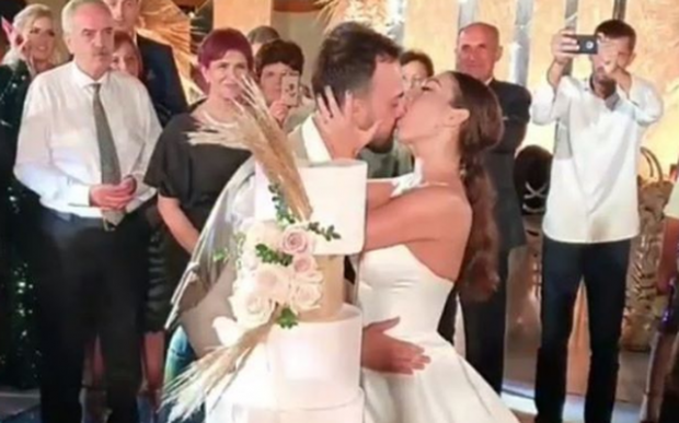 SA BUKUR/ Momenti i prerjes së tortës në dasmën e Jonidës dhe Besnikut (VIDEO)