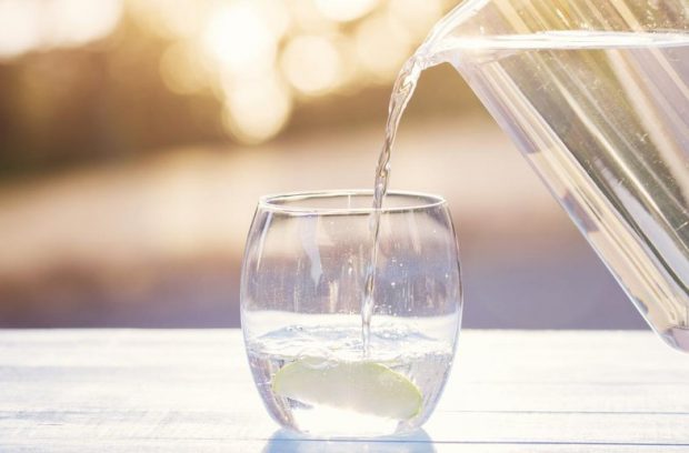DUHET TA DINI/ Nëse uji s’na hidraton aq sa mendonim, çfarë duhet të pimë?